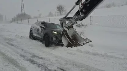 Kara saplanan araçlar kurtarıldı