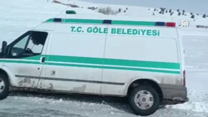 Kara saplanan cenaze aracı kurtarıldı