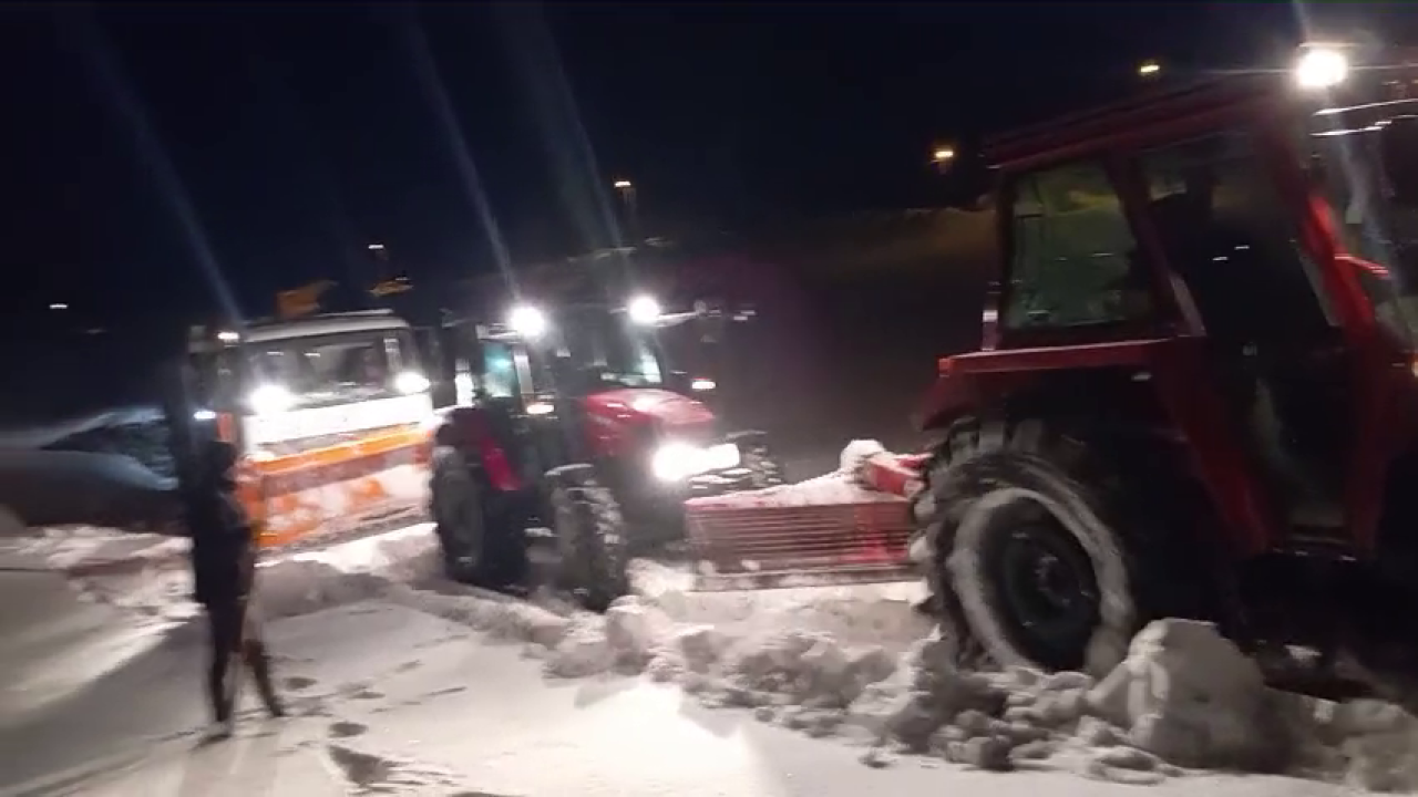 Kara saplanan iş kamyonunu köy halkı kurtardı