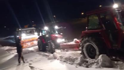 Kara saplanan iş kamyonunu köy halkı kurtardı