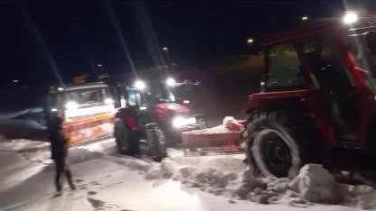 Kara saplanan iş kamyonunu köy halkı kurtardı