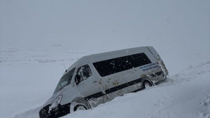 Kara saplanan minibüsteki yolcuları jandarma kurtardı
