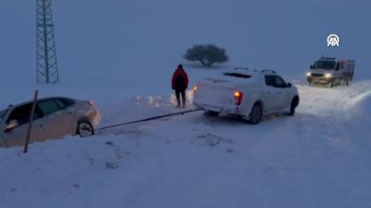 Karda mahsur kalan vatandaşların imdadına ekipler yetişti