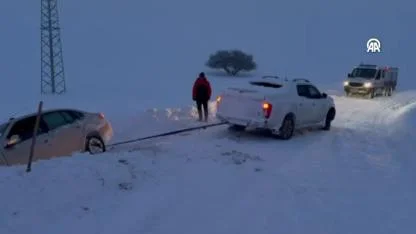 Karda mahsur kalan vatandaşların imdadına ekipler yetişti