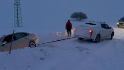 Karda mahsur kalan vatandaşların imdadına ekipler yetişti