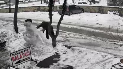 Kardan adamlara tekmeli saldırı kamerada