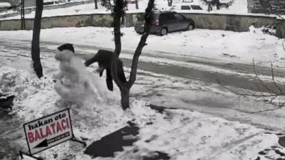 Kardan adamlara tekmeli saldırı kamerada