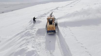 Kardan kapanan yollar "Kar savurma makinesi" ile açılacak
