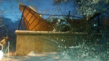 Karın ağırlığına dayanamayan çatı çöktü