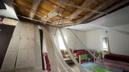 Karın ağırlığına dayanamayan evin tavanı çöktü