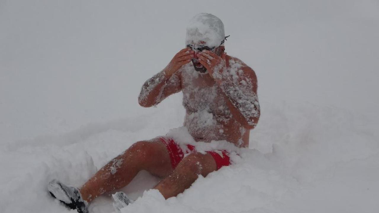 Karla dolu havuzda kulaç attı