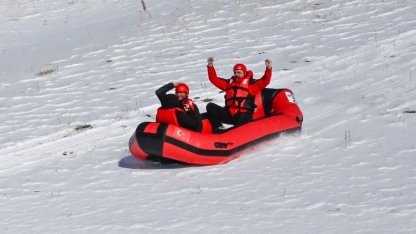 Vali Çiftçi karda bot raftingi yaptı