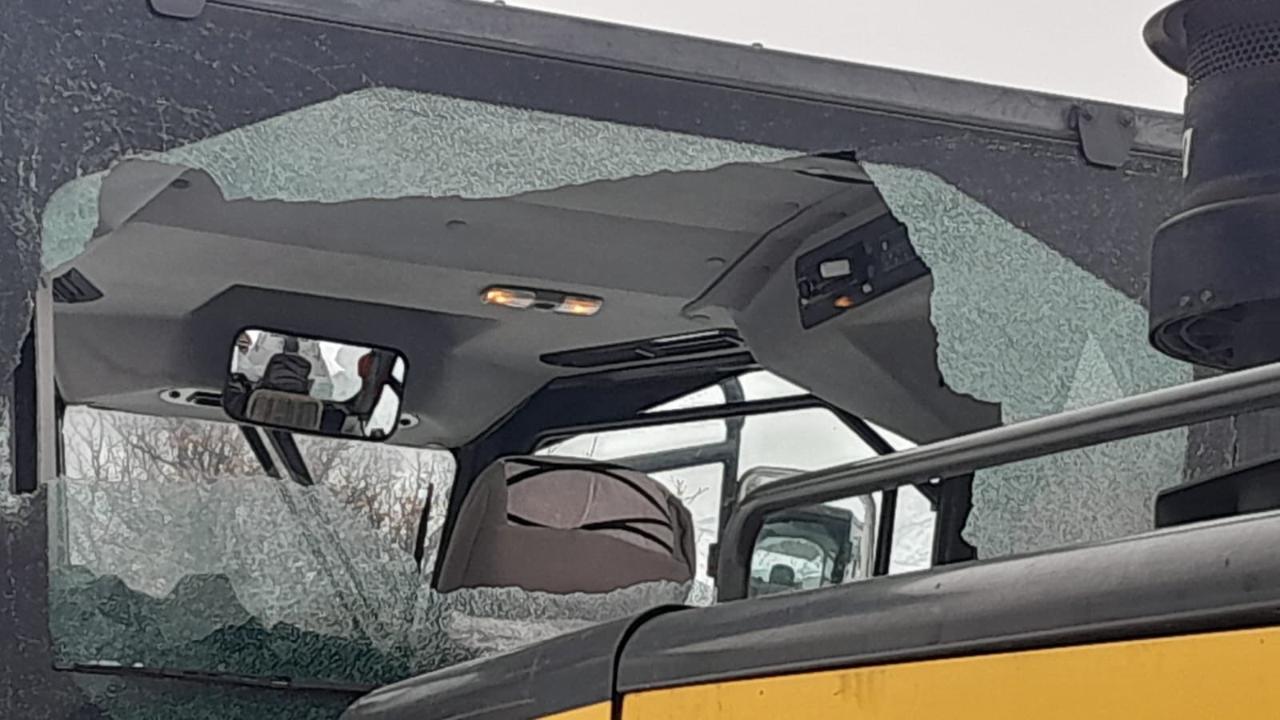 Karla mücadele eden ekiplere saldırı: Çalışmalar yarım kaldı