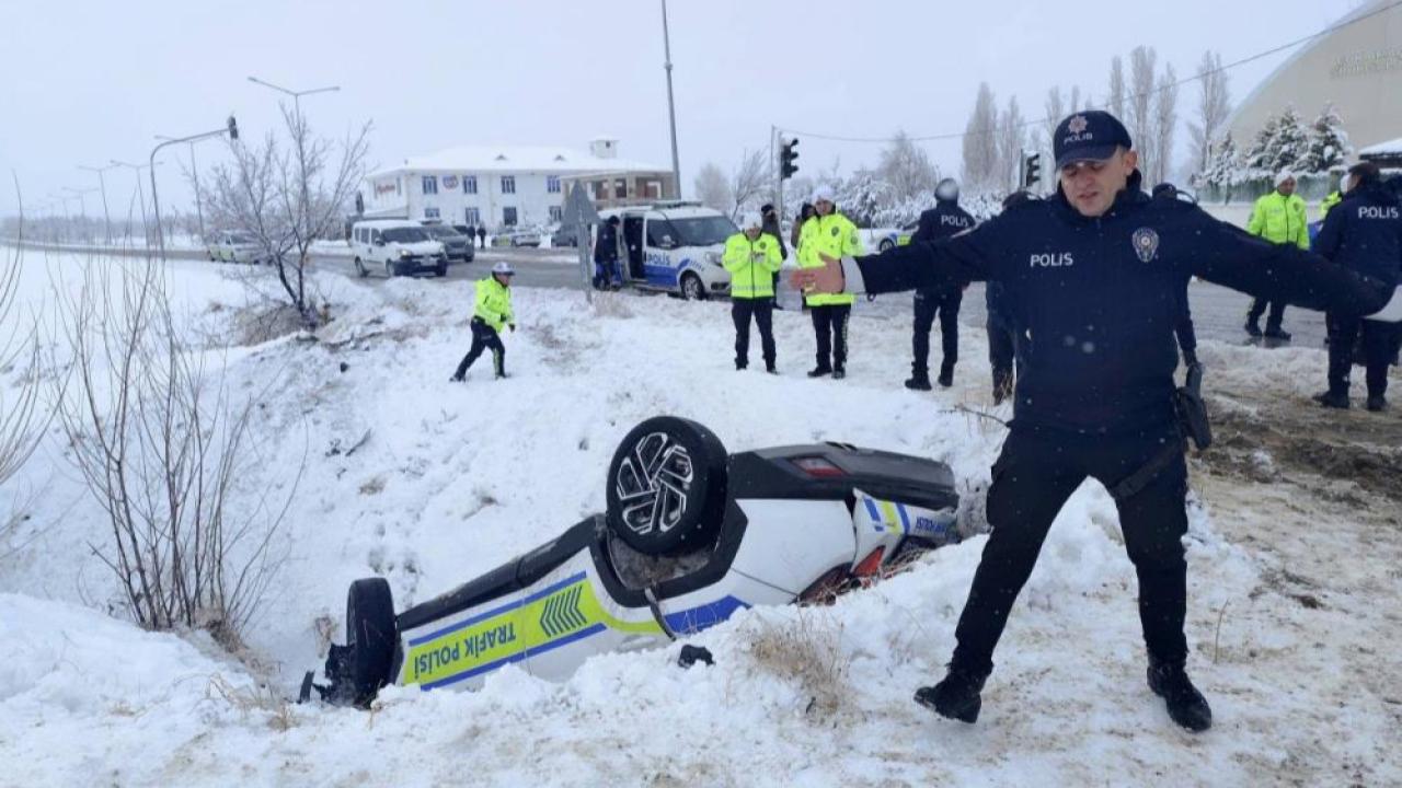 Karlı yolda polis aracı şarampole uçtu