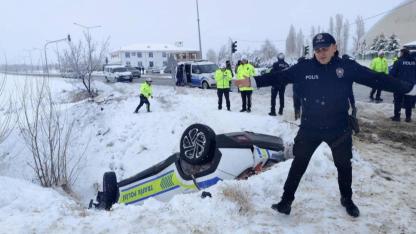Karlı yolda polis aracı şarampole uçtu