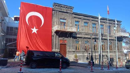Kars Belediye binasına Türk Bayrağı asıldı