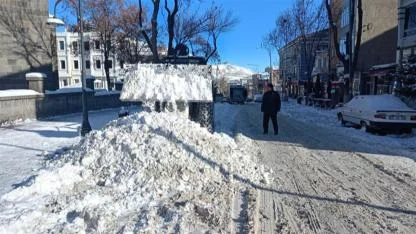 Kars Belediyesi, biriken kar kütlelerini temizliyor