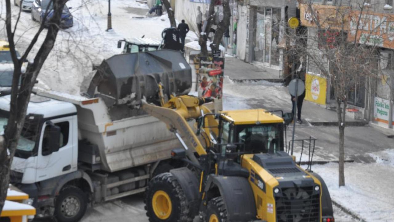 Kars Belediyesi’nden yoğun kar mesaisi: Caddeler temizleniyor