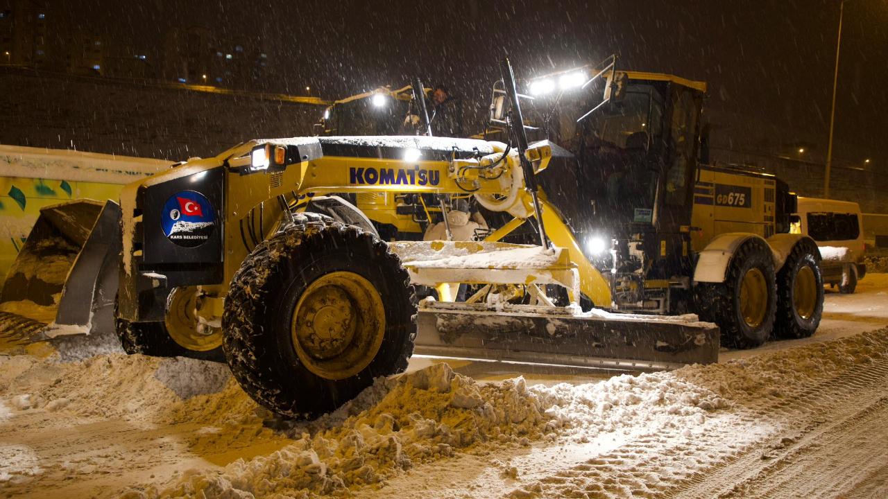 Kars Belediyesi’nden yoğun kar mesaisi