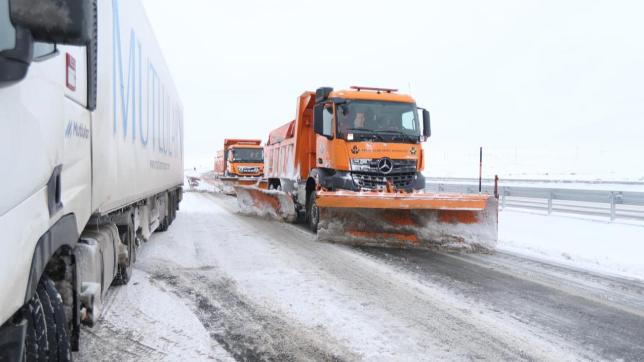 Kars-Digor kara yolunda ulaşım güçlükle sağlanıyor
