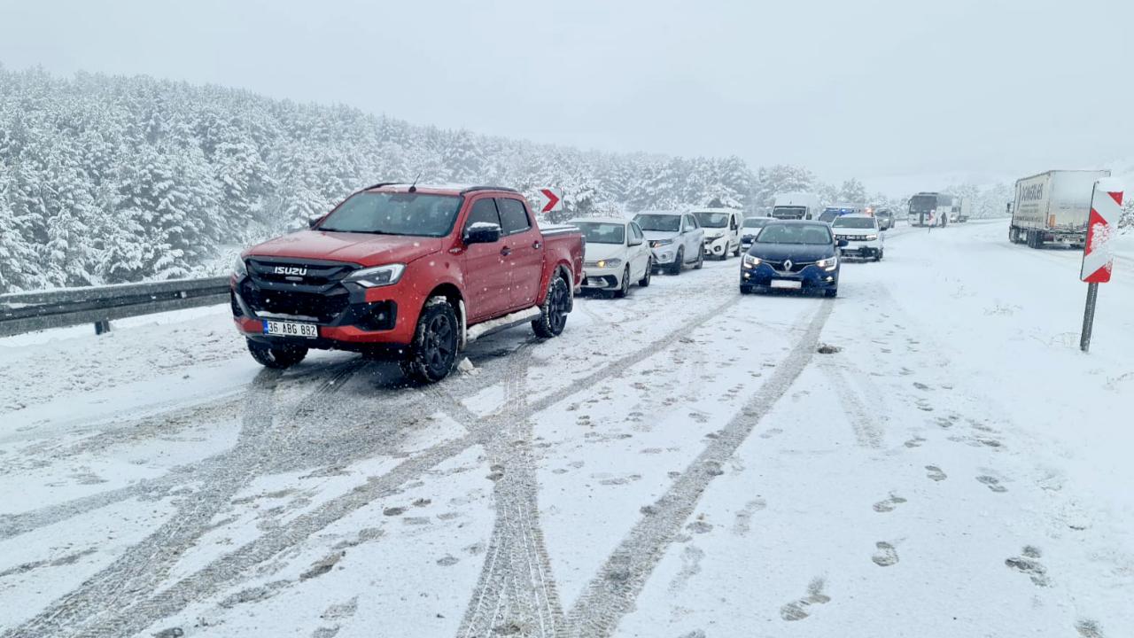 Kars-Erzurum kara yolunda kar esareti