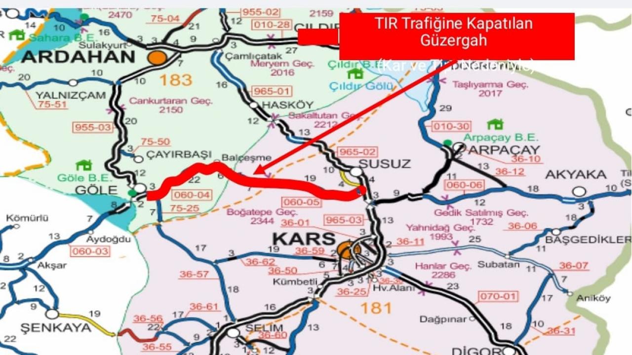 Kars-Göle kara yolu tır trafiğine kapatıldı