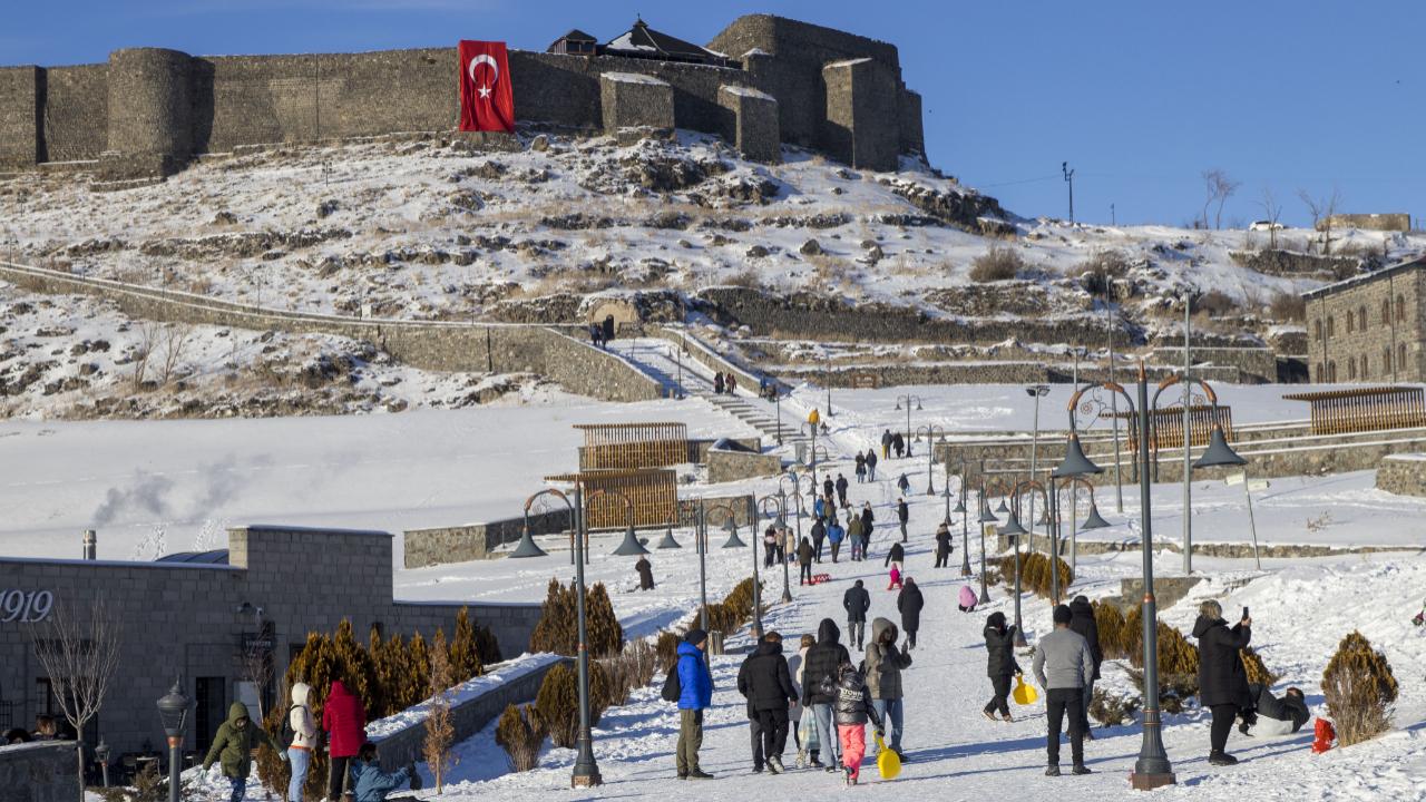 Kars Kalesi etekleri kızak keyfiyle renklendi