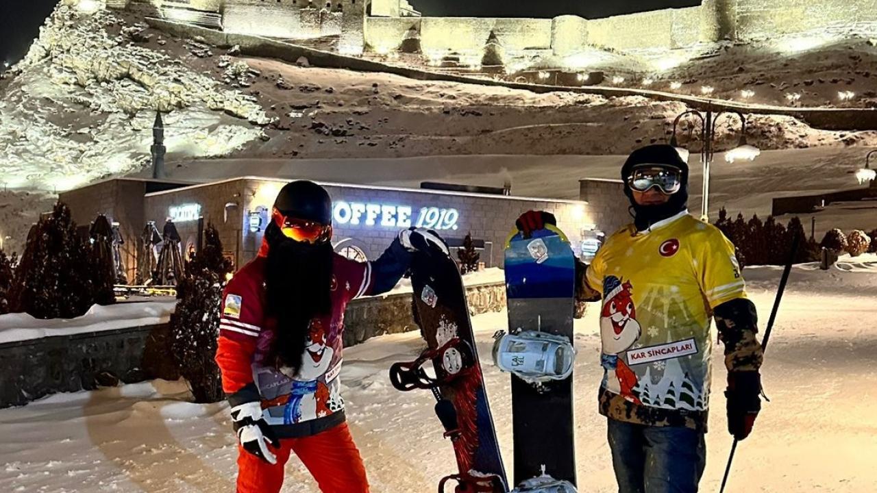 Kars Kalesi'nden snowboardla kayarak indiler