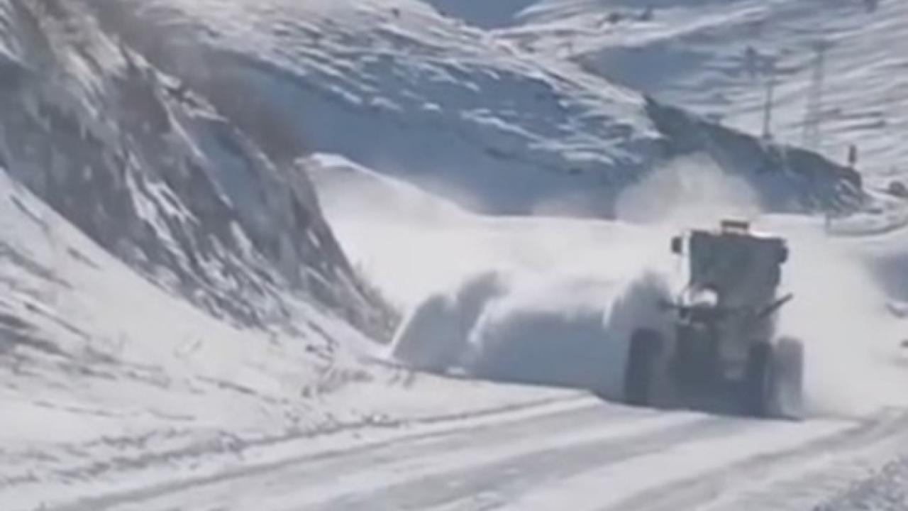 Kars Özel İdaresi bin saatlik çalışmayla kapalı köy yolu bırakmadı