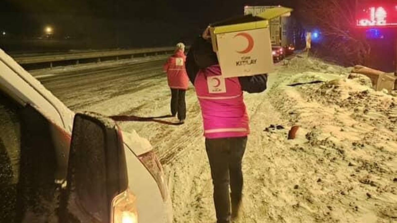 Kars Türk Kızılayı’ndan "İç Isıtan" destek: kar ve tipi de mahsur kalanlara şefkat eli