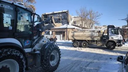 Kars’ta 500 kamyon kar şehir dışına taşındı