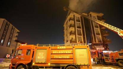 Kars’ta 6 katlı binanın çatısında yangın