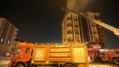 Kars’ta 6 katlı binanın çatısında yangın