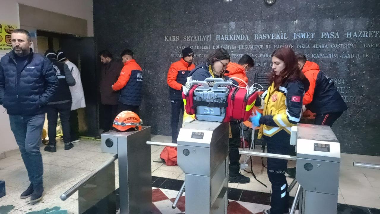 Kars’ta asansör boşluğuna düşen genç ölü bulundu