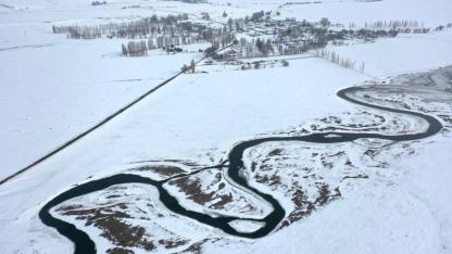 Kars'ta beyaza bürünen köy ve menderesler dronla görüntülendi