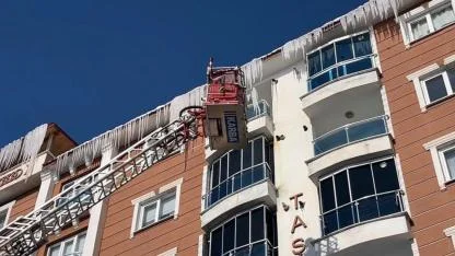 Kars’ta buz sarkıtları itfaiye ekiplerince temizleniyor