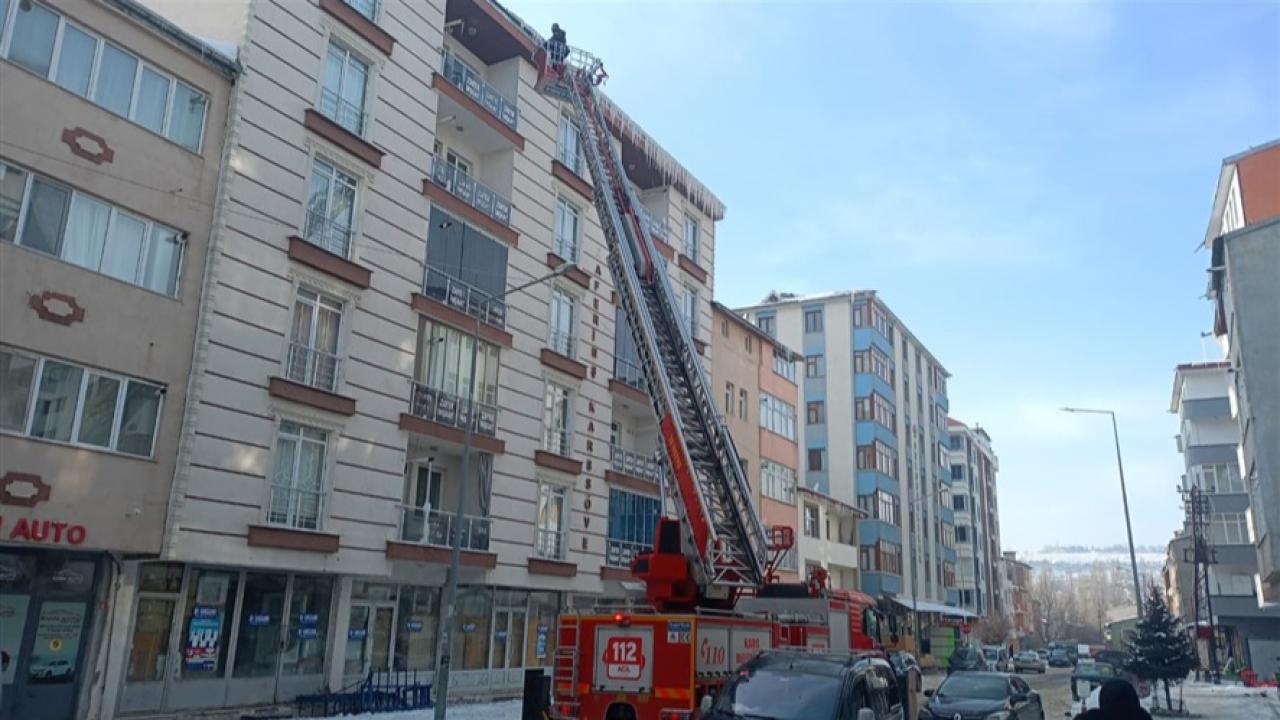 Kars’ta buz sarkıtlarıyla mücadele devam ediyor