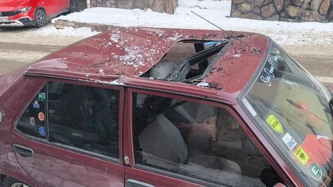 Kars'ta çatıdan düşen buz sarkıtı sürücüyü yaraladı