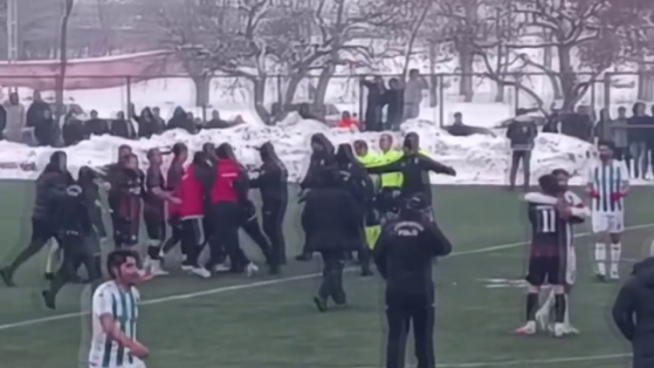 Kars'ta futbol maçında hakeme saldıran kişi gözaltına alındı
