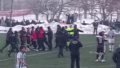 Kars'ta futbol maçında hakeme saldıran kişi gözaltına alındı