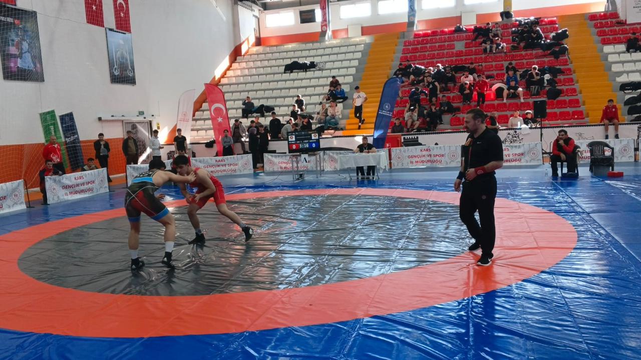 Kars'ta güreş şöleni başladı