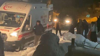 Kars’ta hasta kadın için ekipler karlı yolları aştı