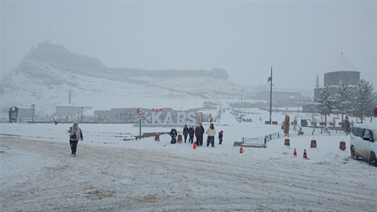 Kars'ta hava ulaşımına kar engeli