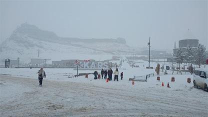 Kars'ta hava ulaşımına kar engeli