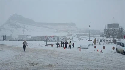 Kars'ta hava ulaşımına kar engeli