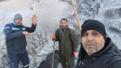 Kars’ta eksi 30 derecede buz kırma mesaisi