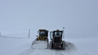 Kars’ta karla mücadele ekiplerinin yoğun mesaisi sürüyor