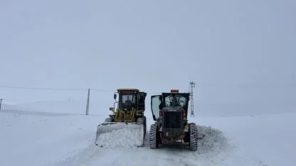 Kars’ta karla mücadele ekiplerinin yoğun mesaisi sürüyor