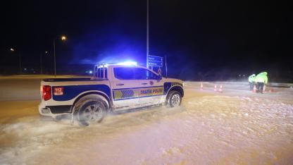 Kars'ta kar ve tipi nedeniyle bazı yollar tüm araç trafiğine kapatıldı