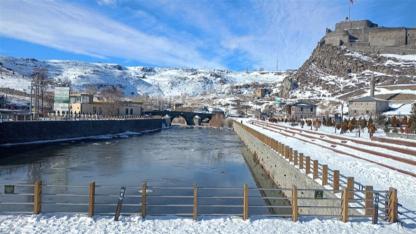 Kars’ta kar yağışı ara verdi